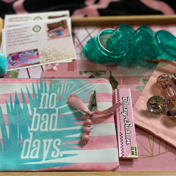 When A Woman Smokes Travel Kit 💨 - Picture 3 of 11